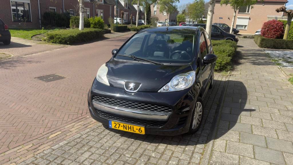 Peugeot 107 1.0 12V 5DR 2010 Zwart, Auto's, Voorwielaandrijving, Stof, Zwart, 4 stoelen