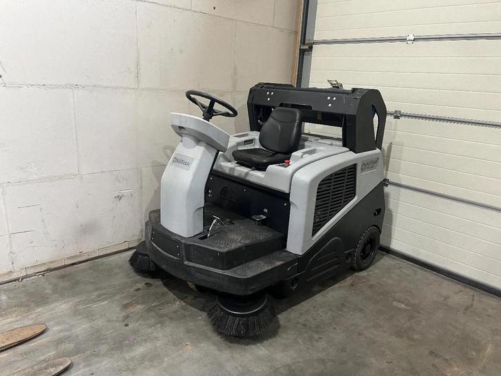 Nilfisk SW5500 opzit veegmachine Hybride LPG 2017 HL1043, Zakelijke goederen, Machines en Bouw | Onderhoud en Reiniging