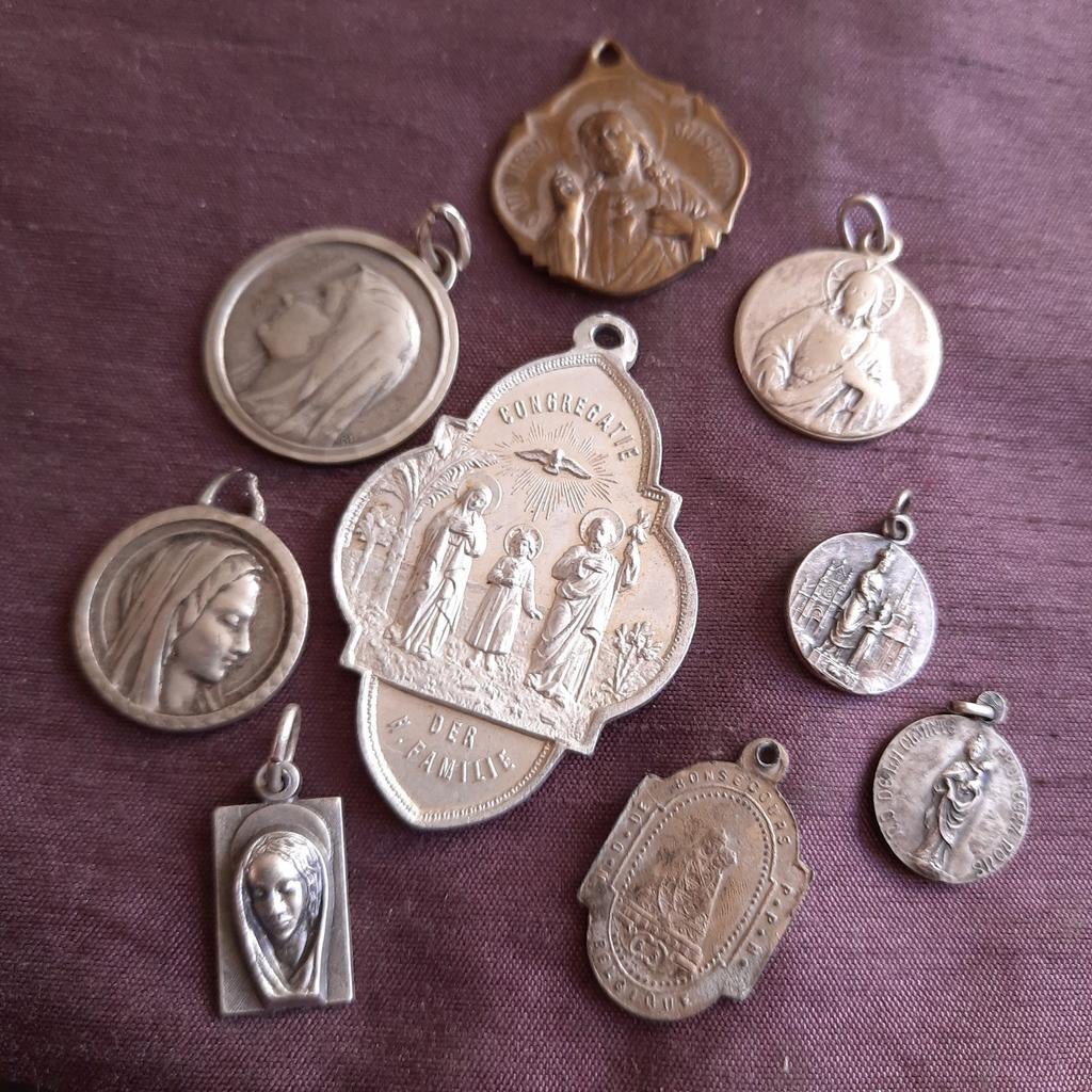 Negen Oude en Antieke Religieuze Hangers o.a. Zilver