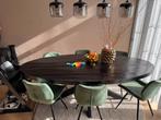 Zwarte ovale eettafel met 6 groene velvet stoelen, Huis en Inrichting, Tafels | Eettafels, 100 tot 150 cm, 200 cm of meer, Ophalen of Verzenden
