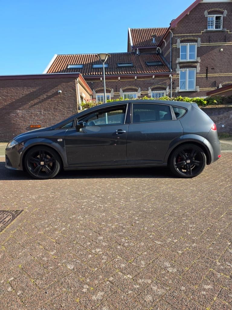 Seat Leon FR Schadeauto - Perfect voor onderdelen of project, Ophalen, Zwart, Benzine