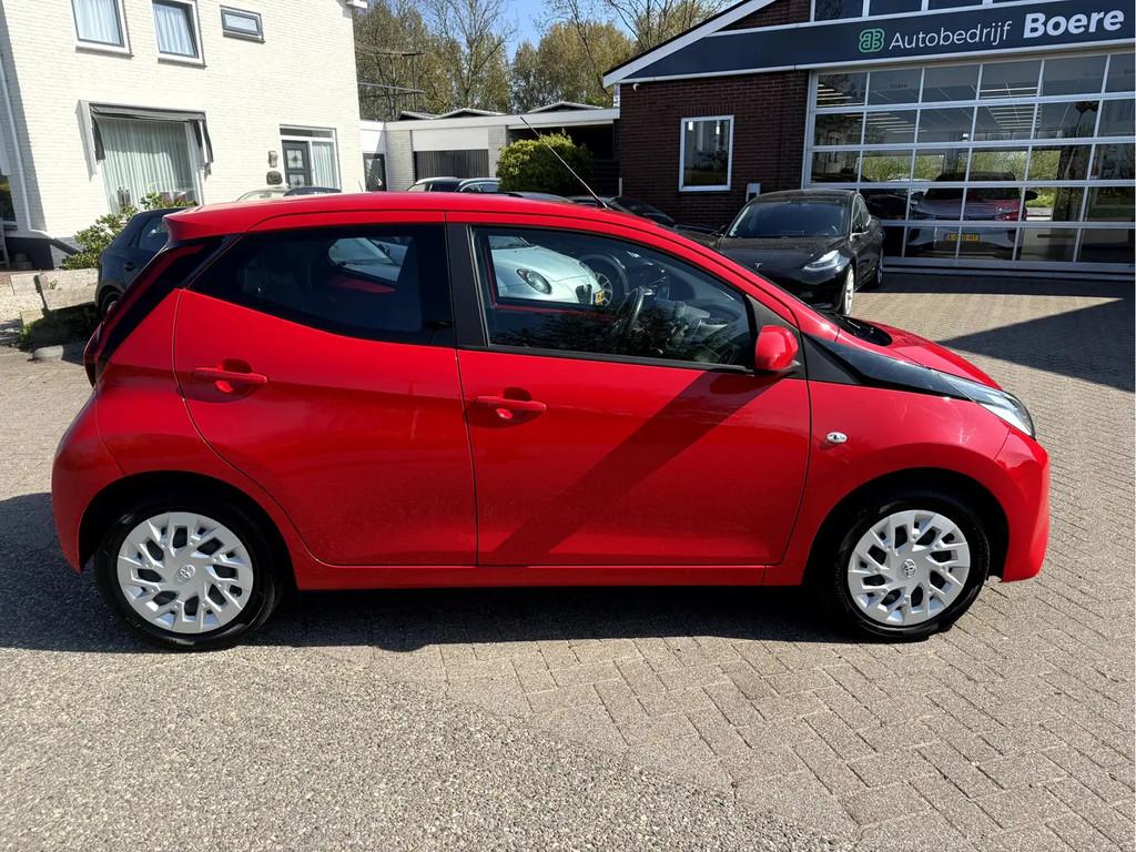 Toyota Aygo 1.0 VVT-i x-play € 13.450,00, Automaat, Stof, Gebruikt, LED verlichting