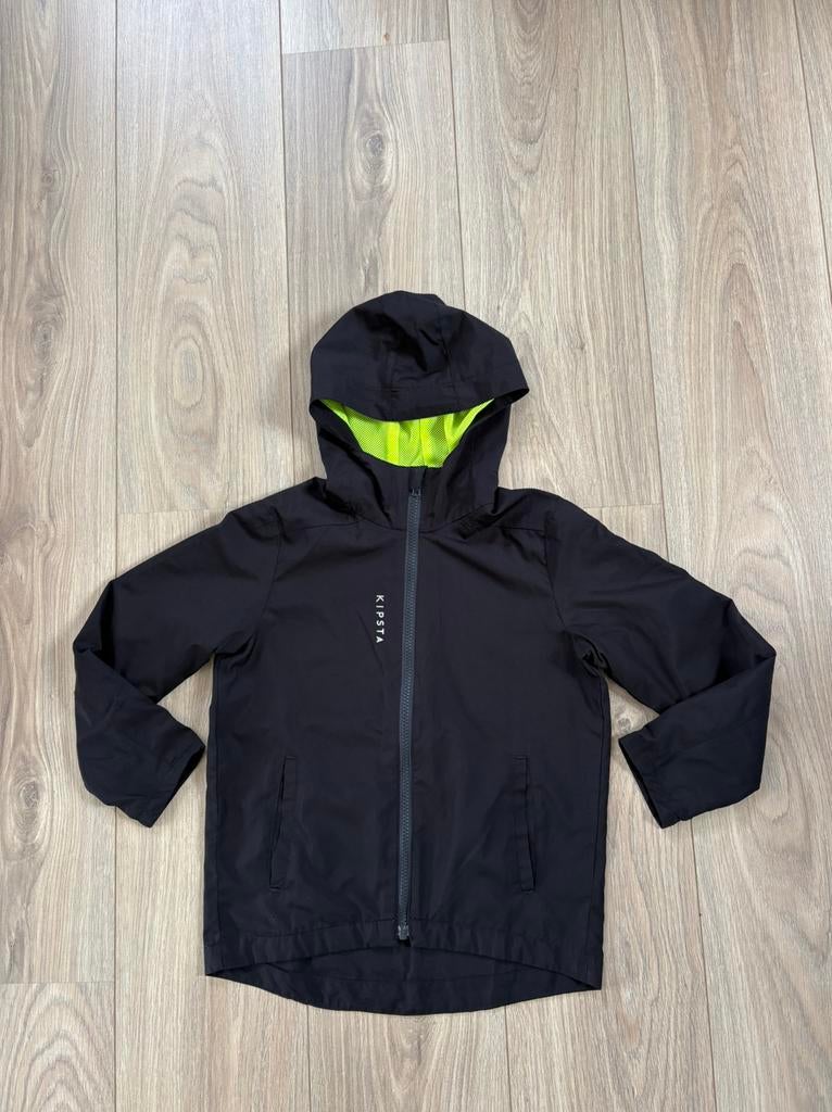 Mooi zwart Kipsta jack - maat 116, Kinderen en Baby's, Kinderkleding | Maat 116, Ophalen of Verzenden, Zo goed als nieuw, Jongen of Meisje