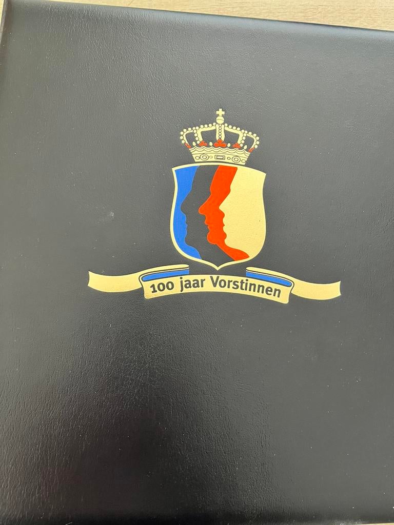 100 jaar vorstinnen zegels, Postzegels en Munten, Ophalen of Verzenden, Verzamelalbum