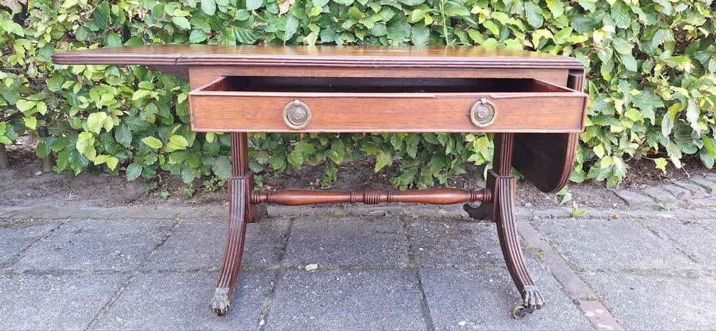 Antiek Engels hangoor tafeltje met koperen leeuwen pootjes, Ophalen, Gebruikt, Vintage, 75 cm of meer