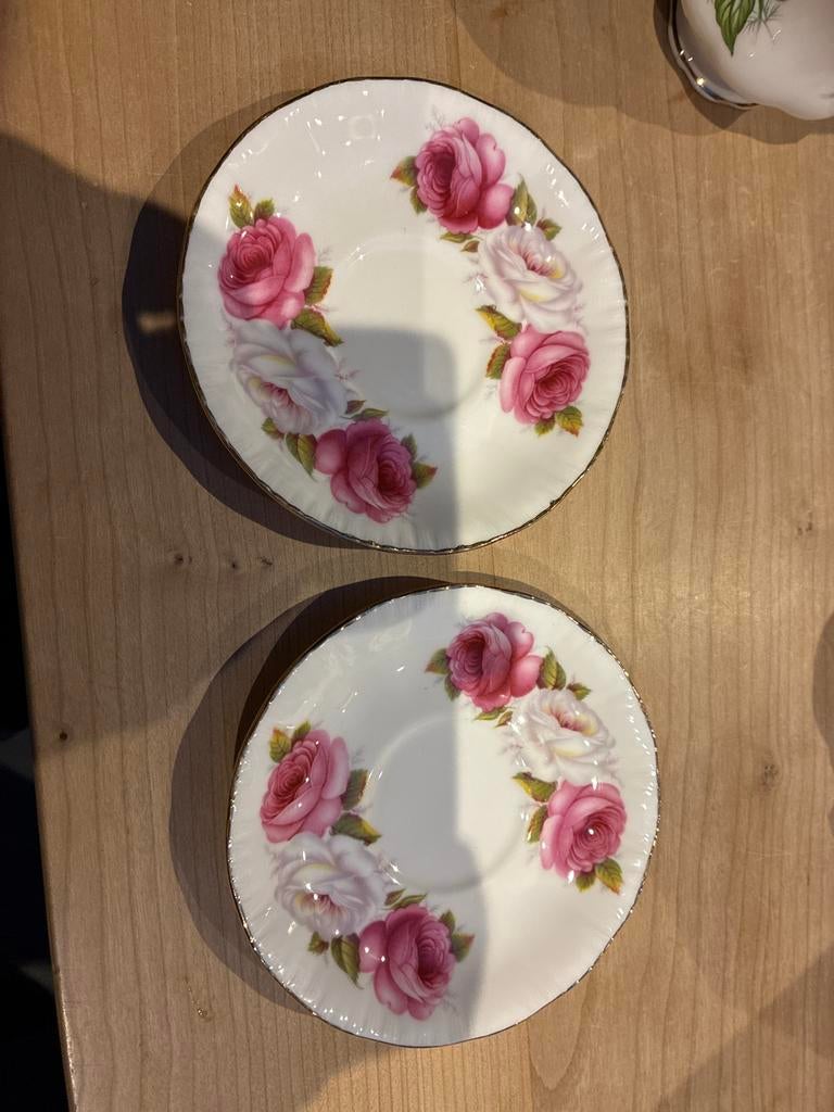 Twee schoteltjes met rozenpatroon, Antiek en Kunst, Antiek | Servies los, Ophalen of Verzenden