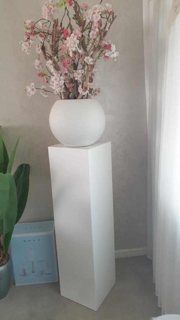 Witte vaas met kunstbloemen op sokkel, Ophalen, Overige materialen, Wit, Zo goed als nieuw