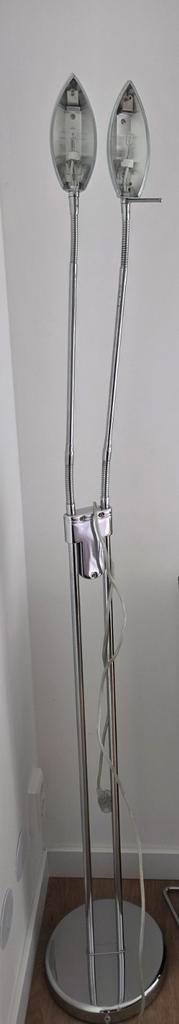 Moderne chromen vloerlamp met dubbele spot – strak design beschikbaar voor biedingen