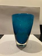 Turquoise glazen vaas met witte binnenkant, Huis en Inrichting, Woonaccessoires | Vazen, Ophalen, Gebruikt, Blauw, Glas