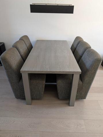 Eettafel beschikbaar voor biedingen
