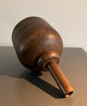 Bizondere antieke houten trechter beschikbaar voor biedingen