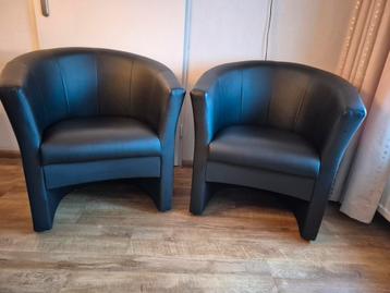 2 Zwarte Stoeltjes beschikbaar voor biedingen