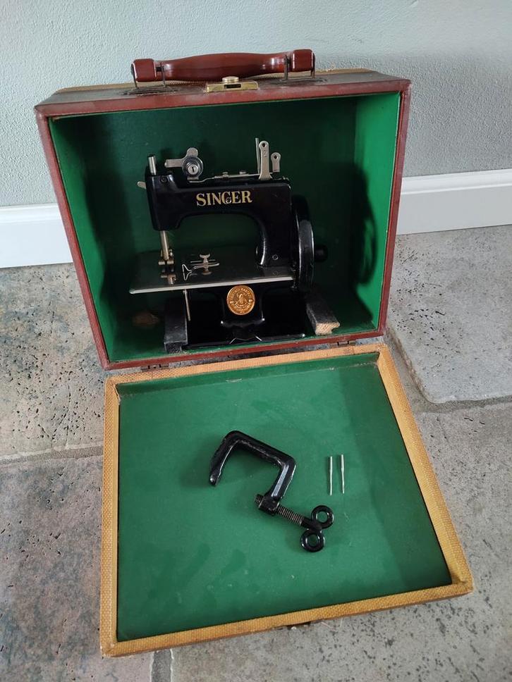 Singer kindernaaimachine 20-10 in koffertje. Werkt, Hobby en Vrije tijd, Naaimachines en Toebehoren, Zo goed als nieuw, Naaimachine
