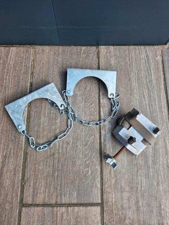 2x Fetra Gasflessen - Wandhouder 140mm + tafelmontage houder, Doe-het-zelf en Verbouw, IJzerwaren en Bevestigingsmiddelen, Zo goed als nieuw