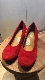 Gabor Rode suède“stewardessen” pumps maat 38 61/2, Kleding | Dames, Schoenen, Ophalen of Verzenden, Zo goed als nieuw, Rood