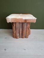 Leuke poef, voetenbank, kruk afgewerkt met geitenvacht, Huis en Inrichting, Banken | Voetenbanken en Poefen, Ophalen of Verzenden