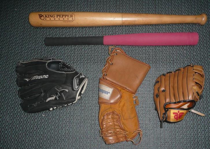 4 x Honkbal handschoen, knuppel 4 x boek & pepermolen., Sport en Fitness, Honkbal en Softbal, Gebruikt, Overige typen, Ophalen of Verzenden