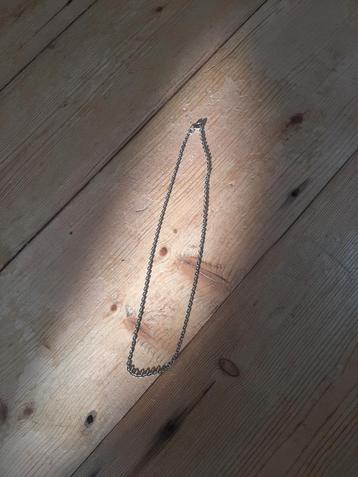 Ketting zilverkleurig beschikbaar voor biedingen