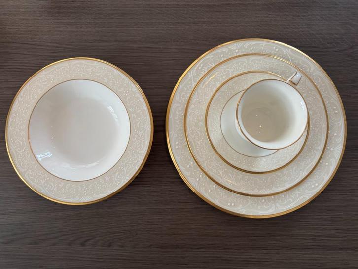 Servies Noritake White Palace 5 delig (6 stuks compleet)., Huis en Inrichting, Keuken | Servies, Zo goed als nieuw, Bord(en), Overige stijlen