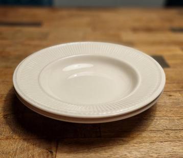 Wedgwood Edme 2 diepe borden beschikbaar voor biedingen
