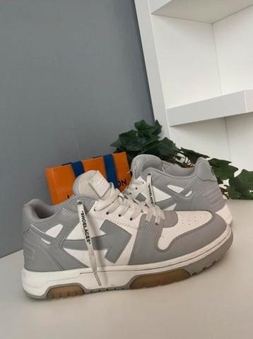 Off-White Out Of Office beschikbaar voor biedingen