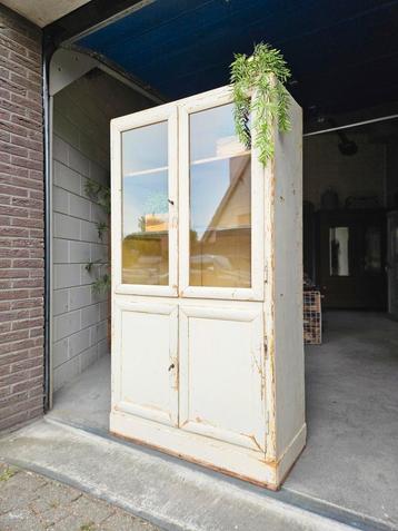 Antieke apothekerskast vintage dokterskast medicijnkast kast beschikbaar voor biedingen