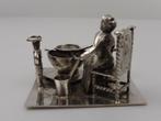Zilveren miniatuur Kokende vrouw met kinderen           Z114, Antiek en Kunst, Antiek | Goud en Zilver, Ophalen of Verzenden, Zilver