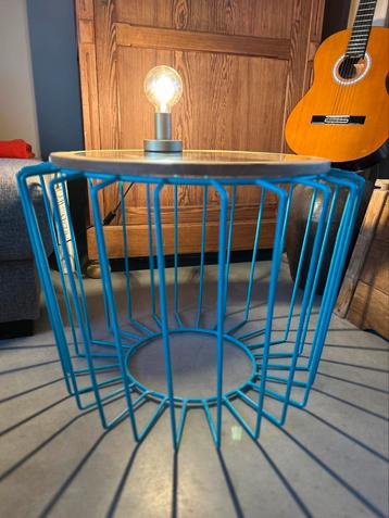Retro jaren 70 salon/ bijzet tafel beschikbaar voor biedingen