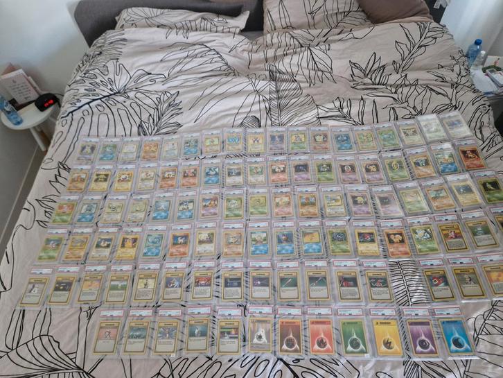 Pokemon Base Set 1999 compleet in PSA 8, 9 of 10., Huis en Inrichting, Slaapkamer | Beddengoed, Kussen, Eenpersoons, Ophalen