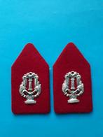 Kraagspiegels, Muzikant, Lyra , rood., Ophalen of Verzenden, Landmacht, Nederland, Embleem of Badge