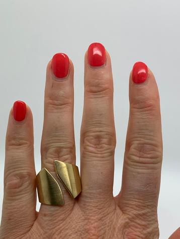 V224 Prachtige zilveren ring goudkleur (verstelbaar) beschikbaar voor biedingen
