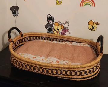 Rieten verschoonmand. Zo goed als nieuw! beschikbaar voor biedingen