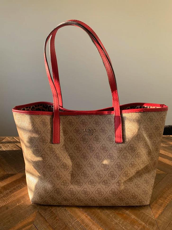 Guess Vikky Tote Set - Nieuw!, Sieraden, Tassen en Uiterlijk, Tassen | Damestassen, Nieuw, Handtas, Bruin, Ophalen of Verzenden