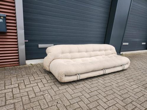 Cassina Soriana 4-zitsbank in Velvet beige, Huis en Inrichting, Banken | Voetenbanken en Poefen, Zo goed als nieuw, 125 cm of meer