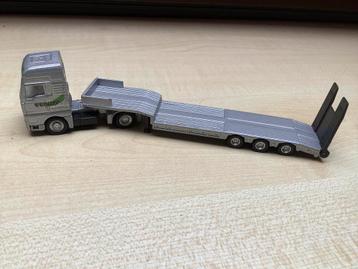 Schaalmodel SIKU 1:87 Vrachtauto MAN Fendt met dieplader. beschikbaar voor biedingen