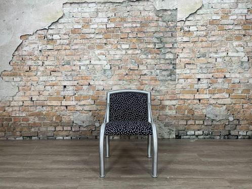 Memphis Milano Lucrezia Armchair bij TheReSales, Huis en Inrichting, Fauteuils, Zo goed als nieuw, Stof, 50 tot 75 cm, Minder dan 75 cm