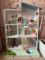 Houten (Barbie) poppenhuis met zwembad, lift, meubeltjes, Kinderen en Baby's, Speelgoed | Poppenhuizen, Ophalen, Zo goed als nieuw