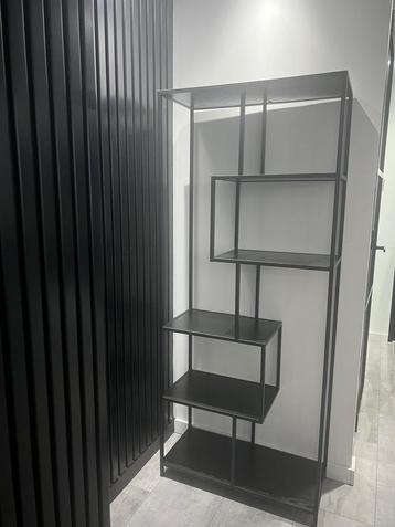 Strakke Zwarte Kast met Open Vakken beschikbaar voor biedingen