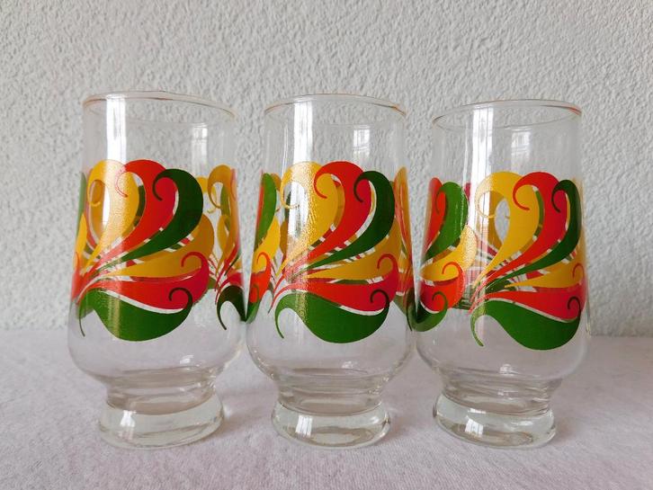 3 vintage limonade glazen met figuren in rood, geel en groen, Huis en Inrichting, Keuken | Servies, Gebruikt, Glas of Glazen, Overige stijlen