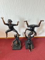 Twee bronzen beelden acrobatische jongens, Ophalen
