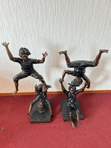 Twee bronzen beelden acrobatische jongens beschikbaar voor biedingen