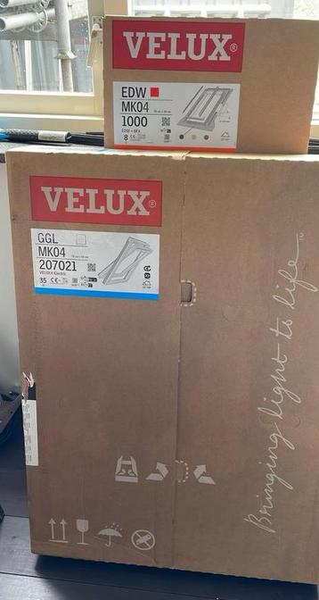 Velux dakraam met gootstukken beschikbaar voor biedingen