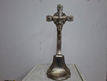 antiek groot tinnen kruis met christus en wijwaterbakje beschikbaar voor biedingen