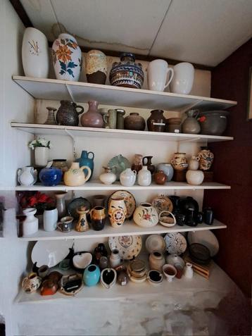 Collectie keramiek vazen schalen kannen etc. beschikbaar voor biedingen