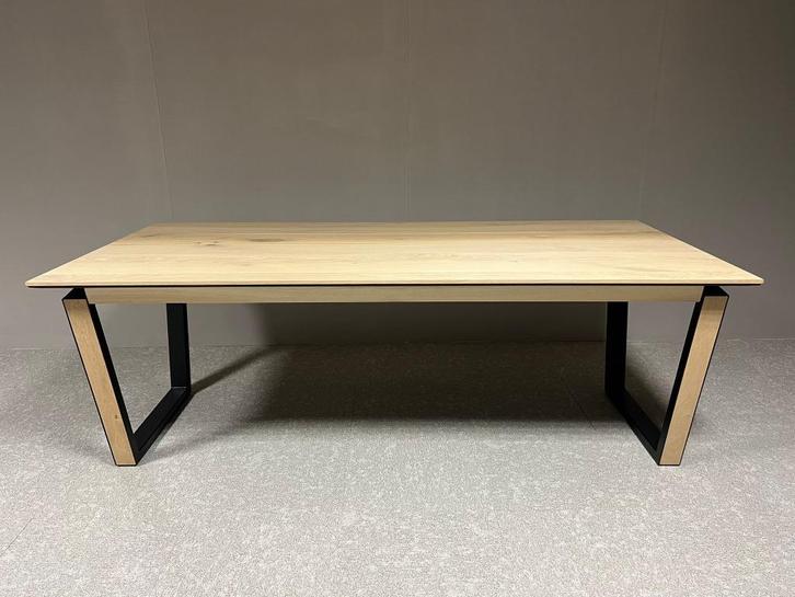 Livada eettafel Henders en Hazel nu voor €1099,-, Huis en Inrichting, Lampen | Vloerlampen, Nieuw, Minder dan 100 cm, Hout, Metaal