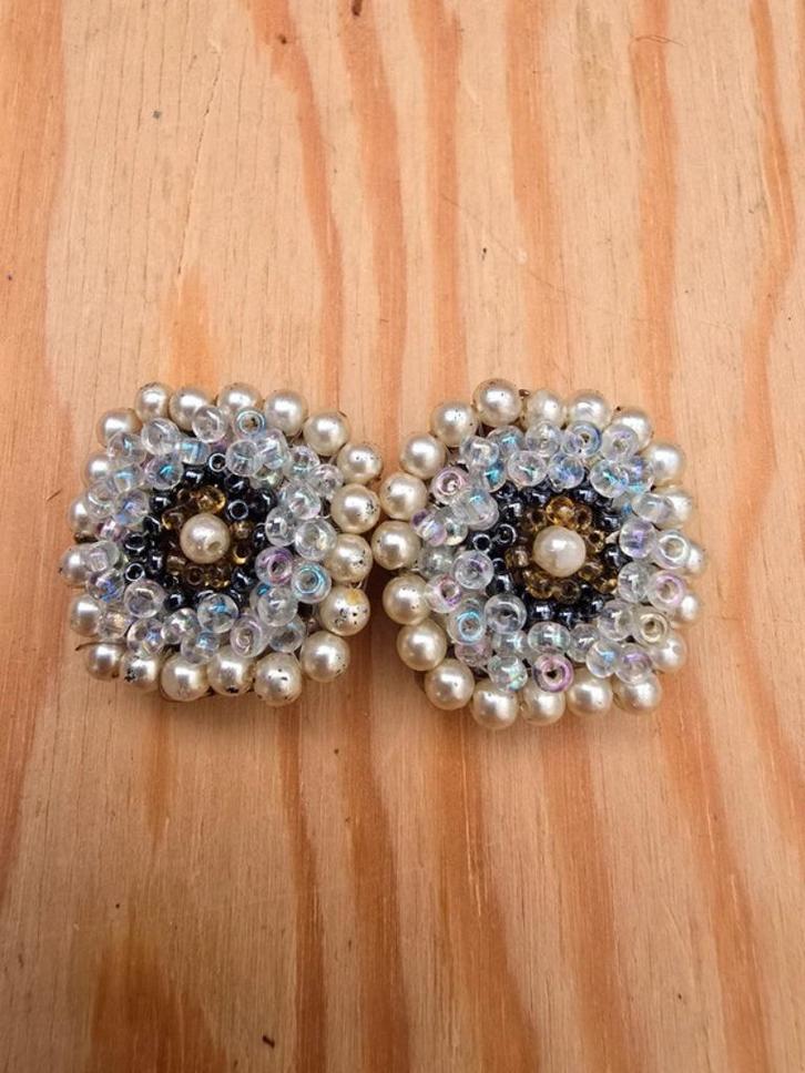 Vintage clipoorbellen witte kraal, Sieraden, Tassen en Uiterlijk, Oorbellen, Gebruikt, Overige materialen, Wit, Ophalen of Verzenden