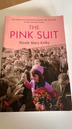 Nicole Kelby - The pink suit, Ophalen of Verzenden, Nicole Kelby, Zo goed als nieuw