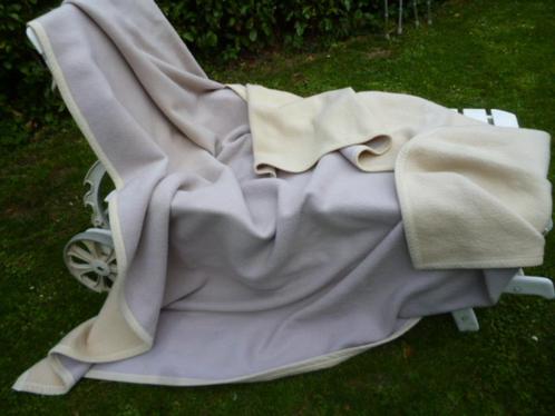wollen deken 255 x 220 cm   offwhite /zachtgrijs 2pers  Nac, Huis en Inrichting, Woonaccessoires | Plaids en Woondekens, Gebruikt