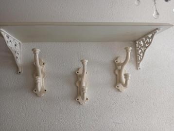 Leuke kapstok met losse haken beschikbaar voor biedingen