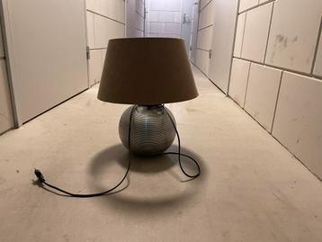 Mooie lamp met zilveren voet en stoffen kap beschikbaar voor biedingen